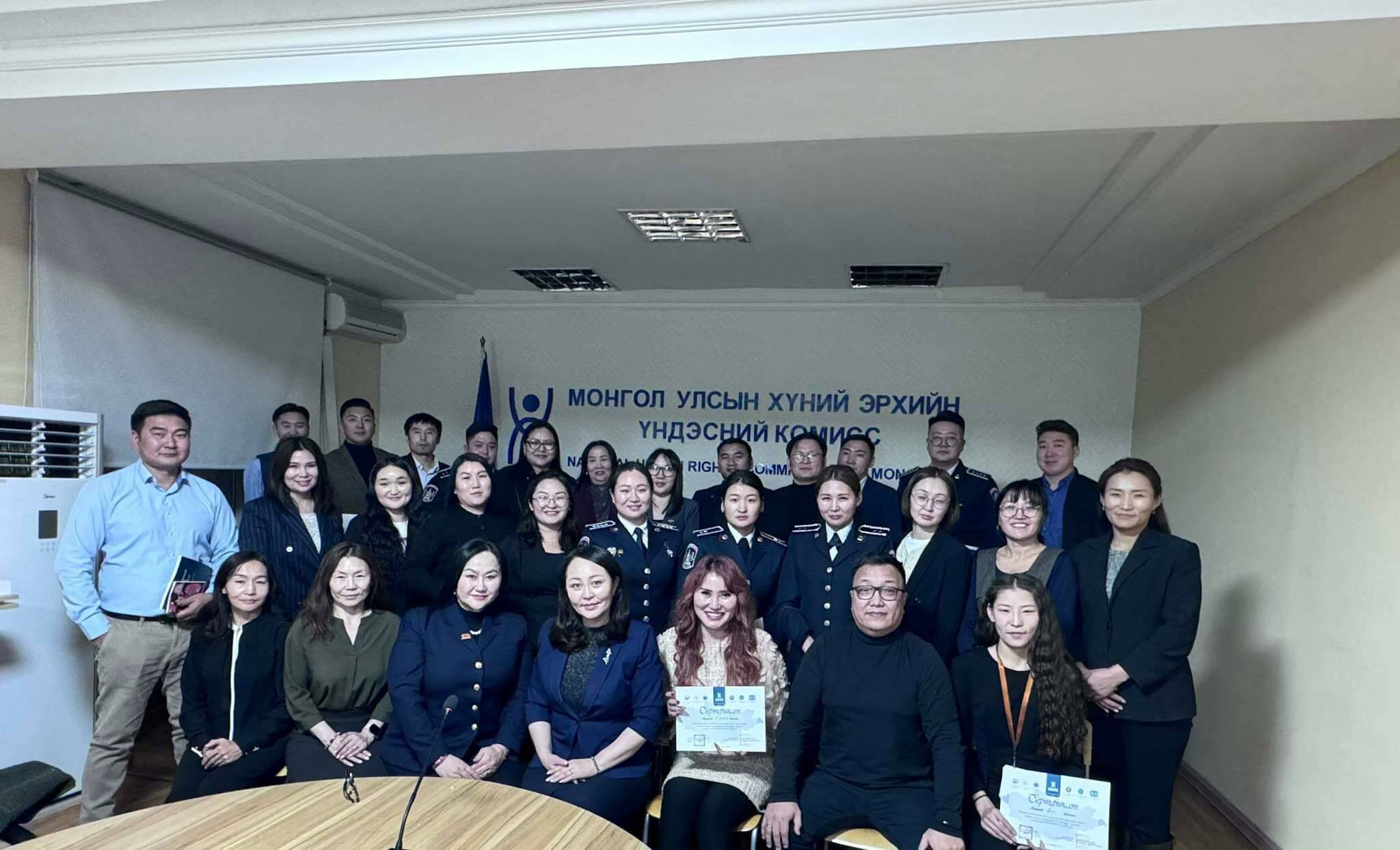 ХҮҮХДИЙН ЭРХИЙН ХУУЛЬЧ, ӨМГӨӨЛӨГЧ, БУСАД САЛБАРЫН АЛБА ХААГЧДЫН НЭГДСЭН СУРГАЛТЫГ ЗОХИОН БАЙГУУЛЛАА.