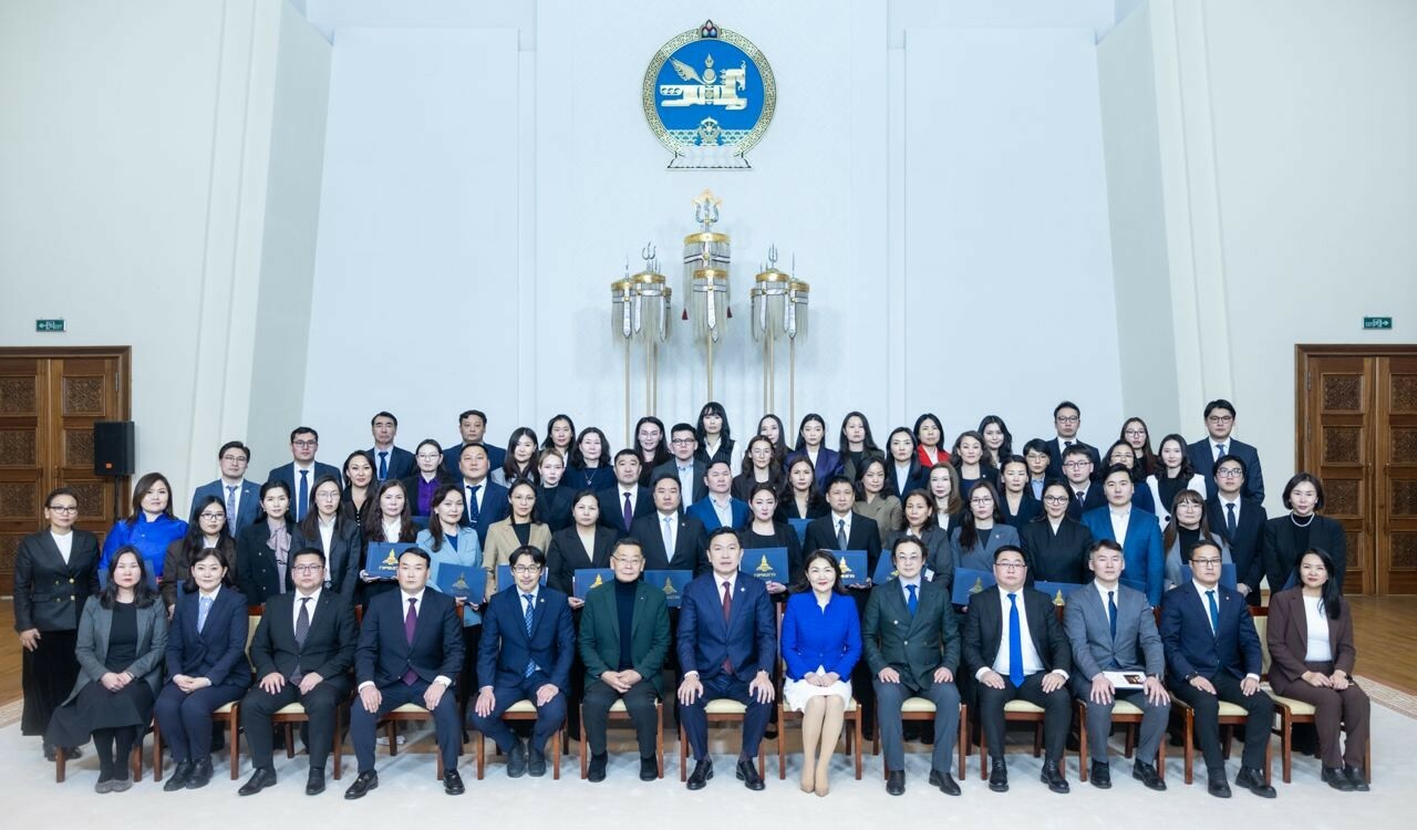 ХУУЛИЙН ТӨСӨЛ БОЛОВСРУУЛАГЧДАД ГЭРЧИЛГЭЭ, СУРГАГЧ БАГШ НАРТ БАТЛАМЖ ГАРДУУЛАВ