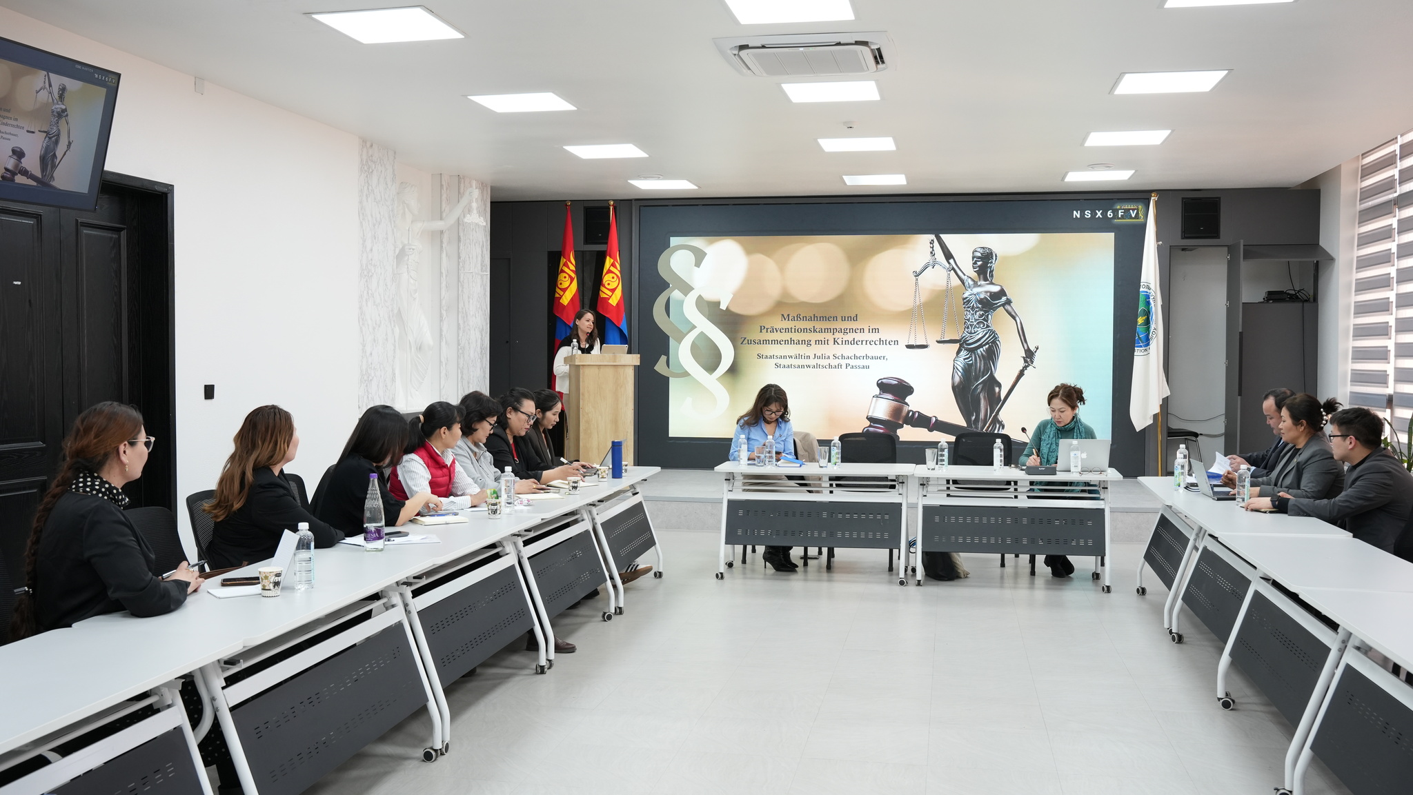 “ХҮҮХДИЙН ХЭРГЭЭР ХУУЛЬЧДЫГ МЭРГЭШҮҮЛЭХ ТОГТОЛЦОО” ЧӨЛӨӨТ УУЛЗАЛТ, ЯРИЛЦЛАГА БОЛЛОО